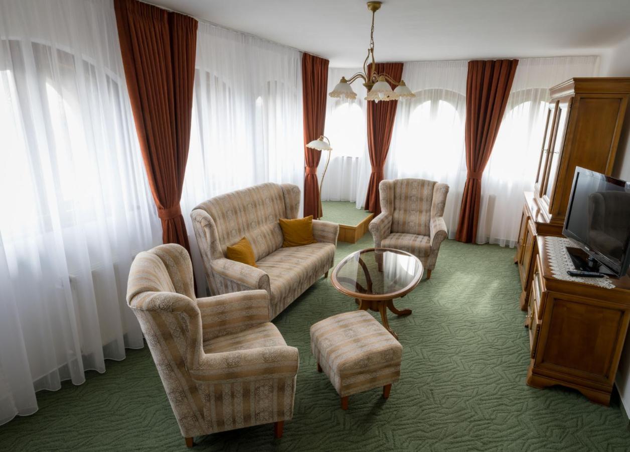 Hotel Smolenicky Zamok Smolenice Exterior foto